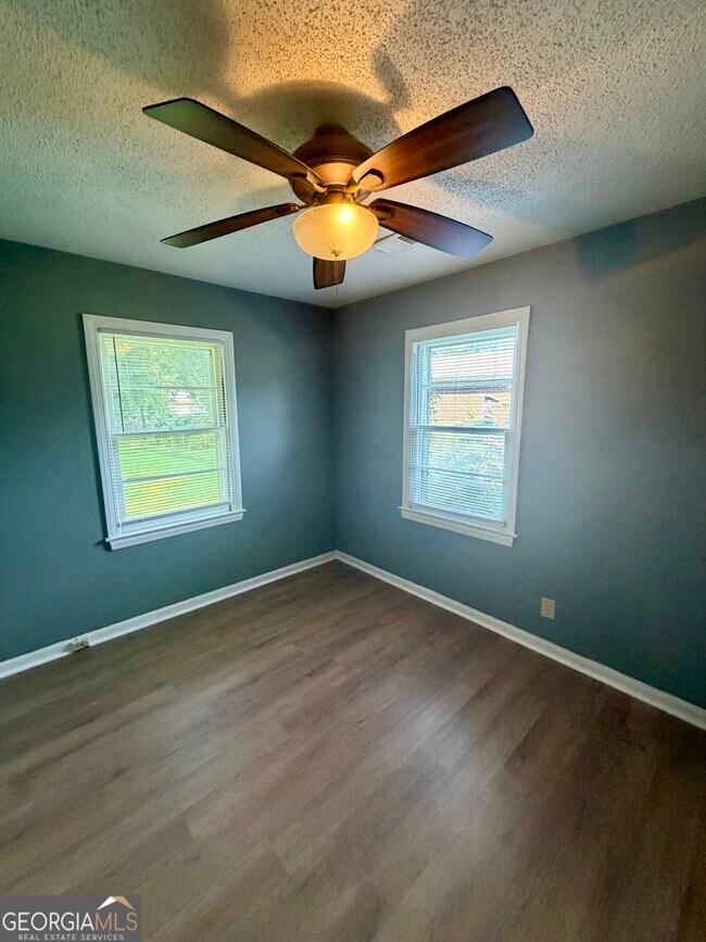 Building Photo - 208 Crescent Dr
