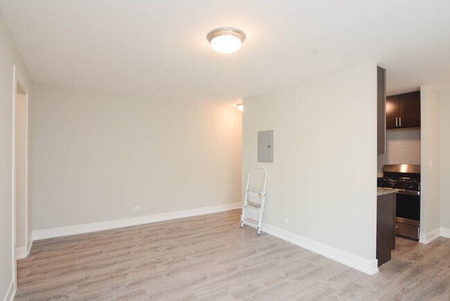 Building Photo - 533 W Surf St