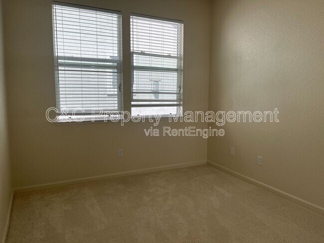Building Photo - 4020 Crescent Ct