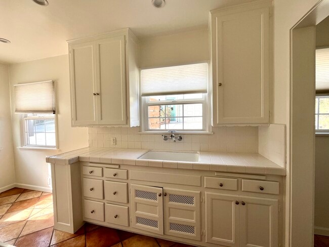 Kitchen - 2938 Rowena Ave
