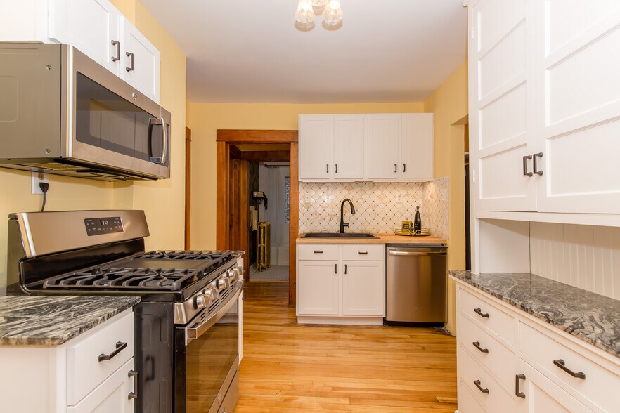 Kitchen has plenty of cabinets and counterspace - 715 5th St SE