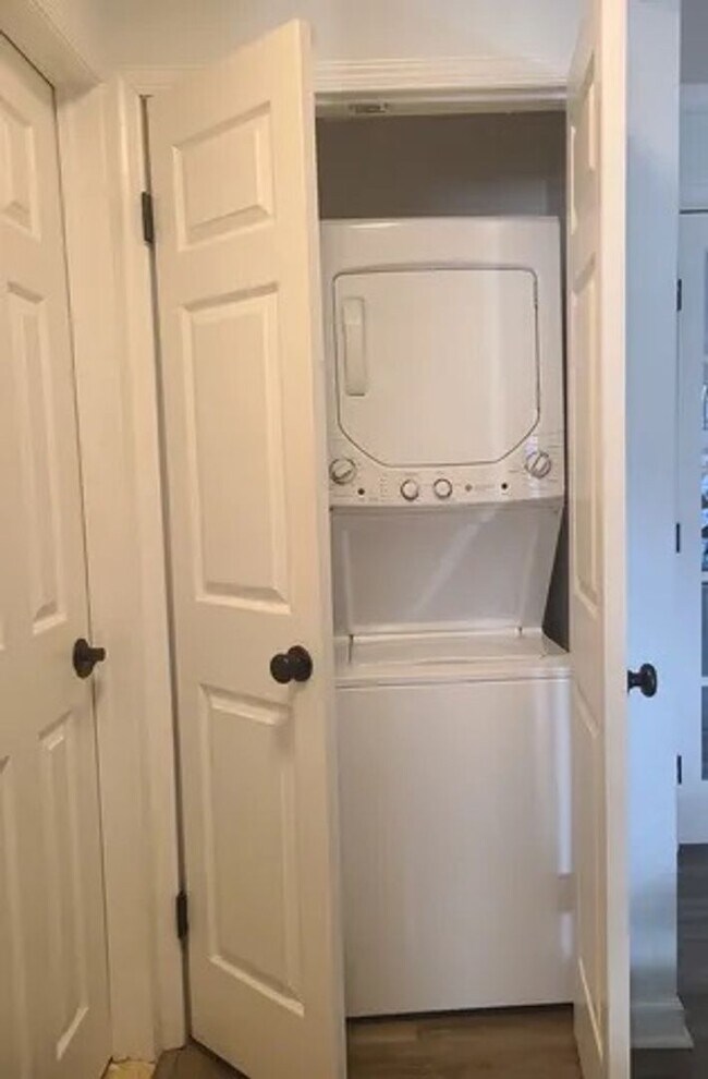 Building Photo - 1 Bed 1 Bath Available in Chatham