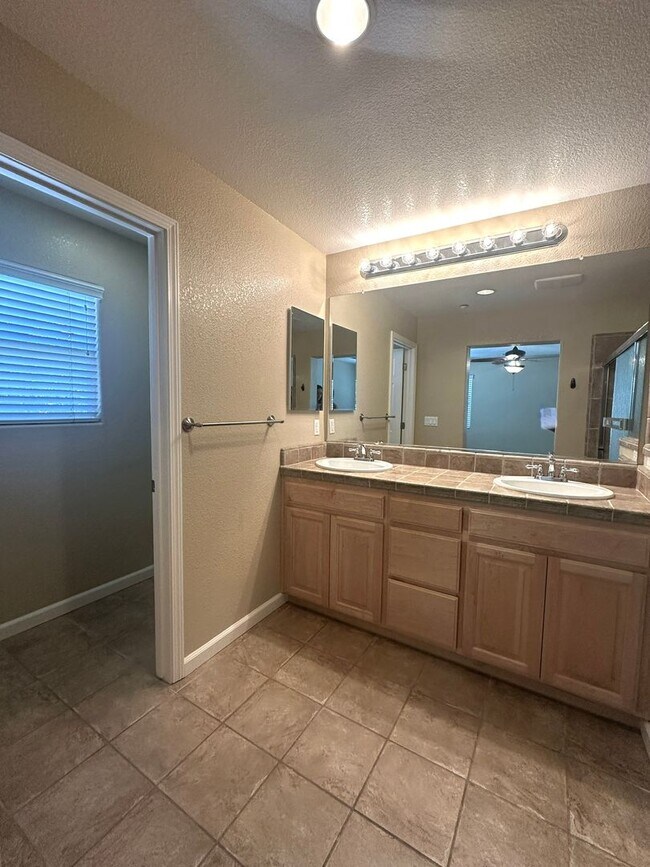 Building Photo - Gorgeous 3 Bed, 2 Bath in Gated Community in Brentwood