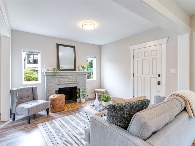 Building Photo - Beautifully remodeled corner lot Roosevelt Home