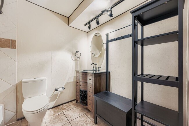 Building Photo - LOCATION LOCATION! 4-bed 3-bath home locat...