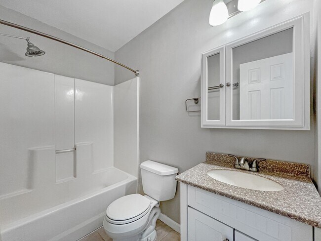 Building Photo - Charming 3 Bed, 2 Bath Home Minutes From B...