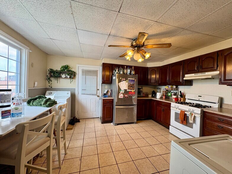 Building Photo - 116 Webster St