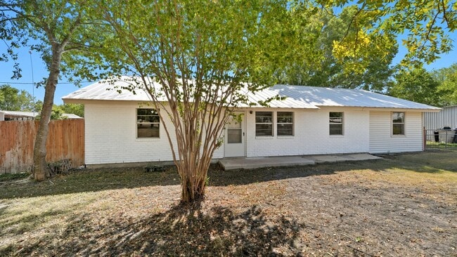 Building Photo - 200 Valley Acres Dr