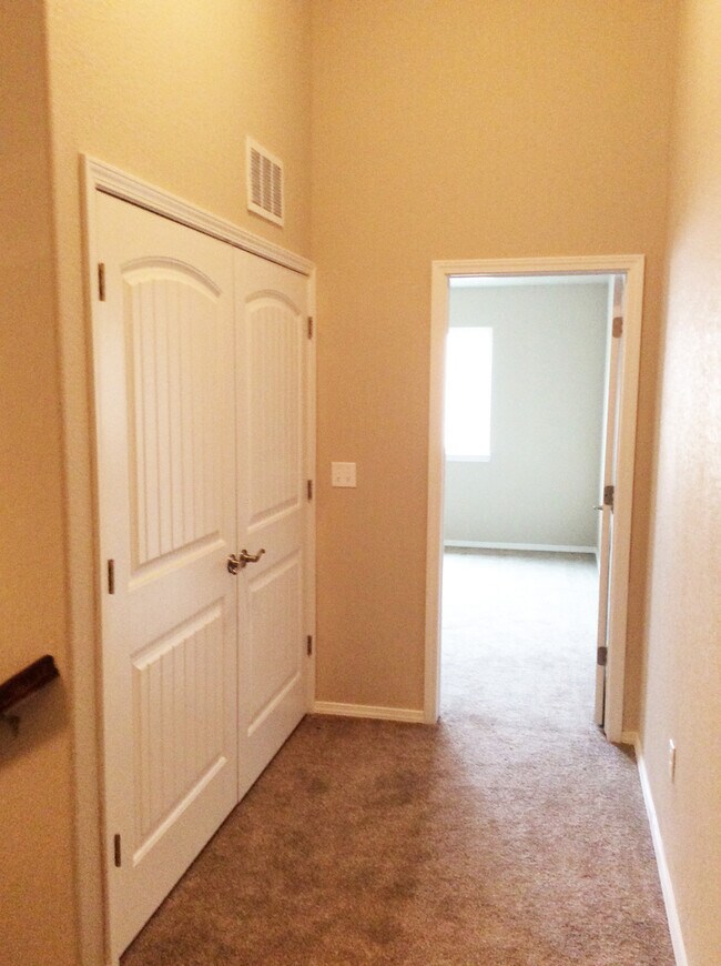 Building Photo - District 20 Townhome!!