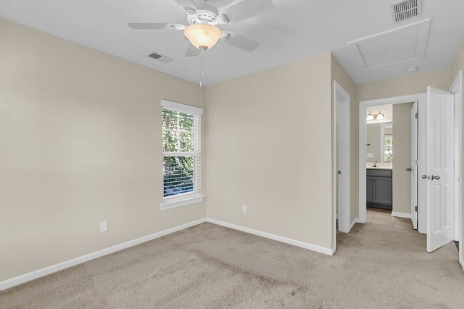 Building Photo - Stunning 3-Bed / 2.5-Bath Home in Park Cir...