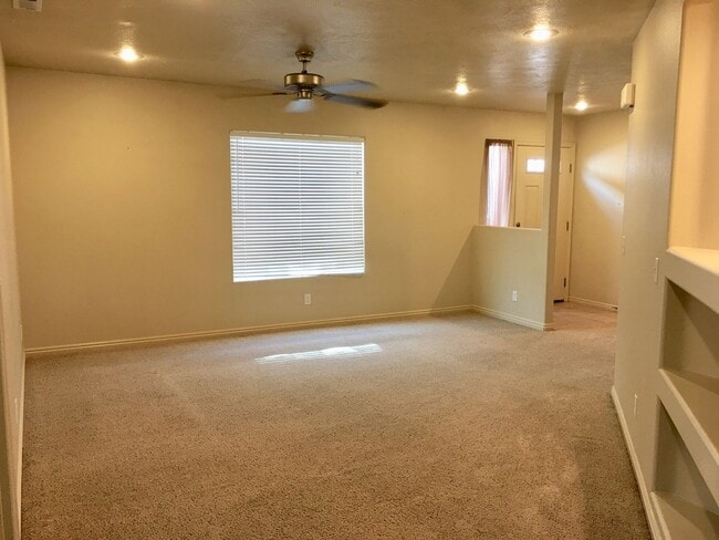 Building Photo - 3-BR Townhome in Fox Cove