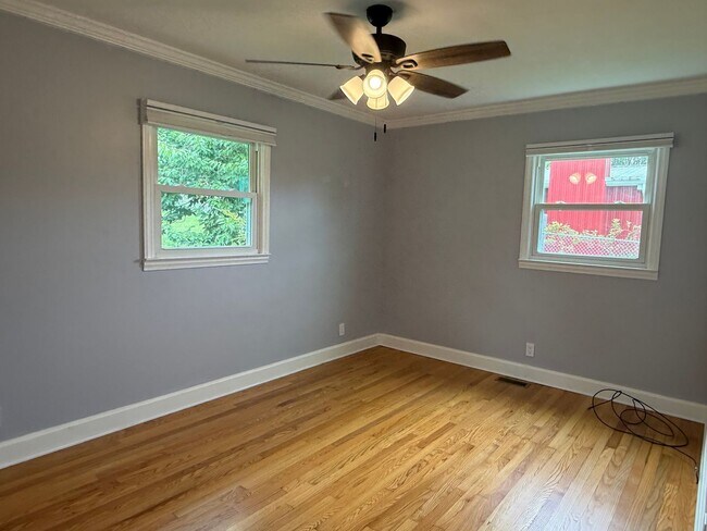 Building Photo - ** PENDING APPLICATION ** 3/2 bath home - Town Acres School District!