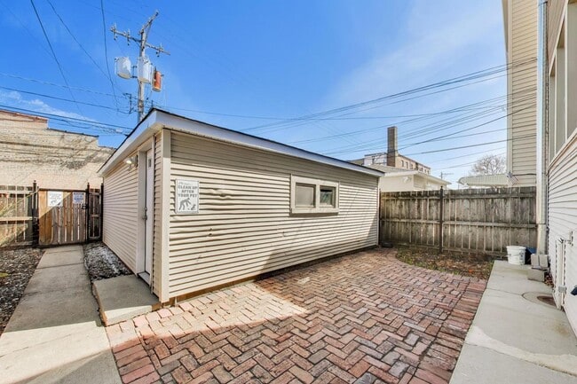 Building Photo - 3837 N Sawyer Ave