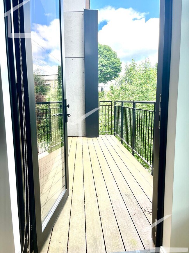 Building Photo - No Brokers Fee, In-Unit Washer and Dryer, Central Heat/AC, All New, Parking for Rent