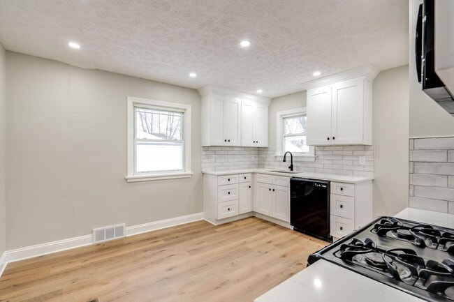 Building Photo - Welcome to a well-maintained 3-bedroom 1-bath home - Willowick, OH 44095