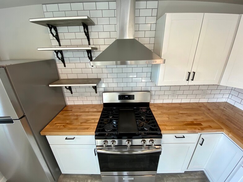 Building Photo - 1033 Juneau St