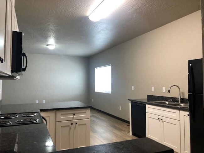 Building Photo - 13700 W Bergen Dr