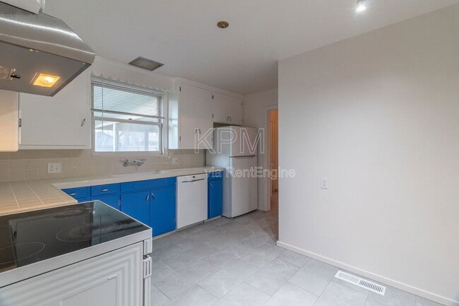 Building Photo - 1749 Christina Ave