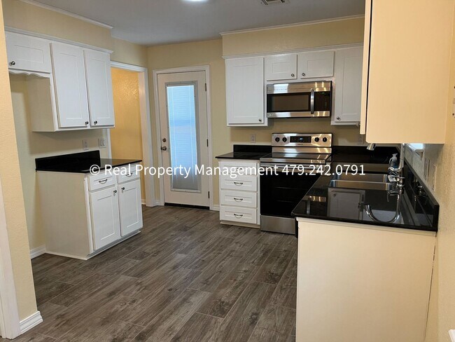 Building Photo - MOVE IN READY! Beautiful 3B/2B Newly Remod...