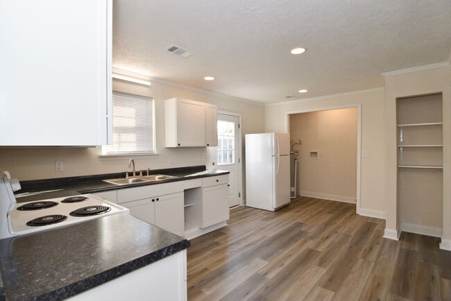 Building Photo - Recently Renovated 3 Bedroom House - Section 8 Welcome