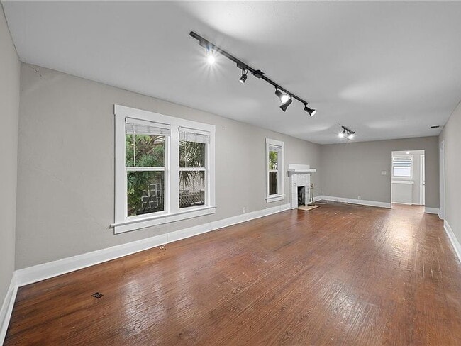 Building Photo - "Charming 3-Bed Oasis in Tampa with 2 Full Baths & 1650 Sq Ft of Comfort!"