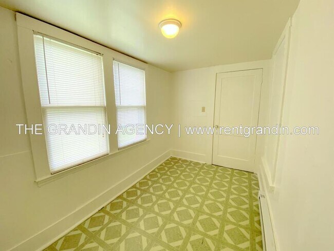 Building Photo - 909 13th St SE