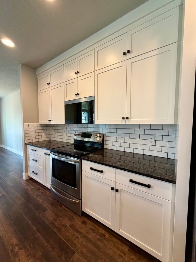 Building Photo - Gorgeous Craftsman Home- 5 bed, 3 Full Bath- Includes Landscaping!