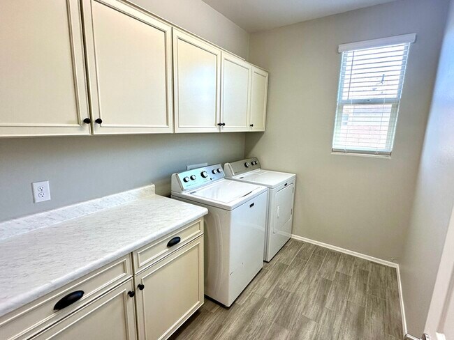 Building Photo - Massive RV Garage plus fantastic floorplan in Casa Vista