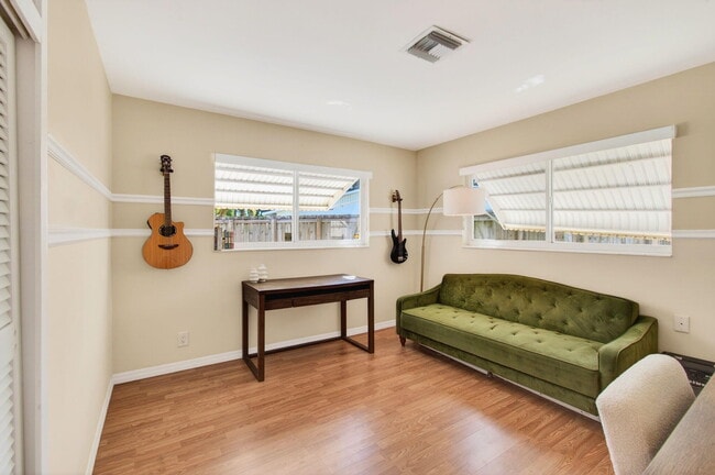 Building Photo - 301 SE 8th Ave