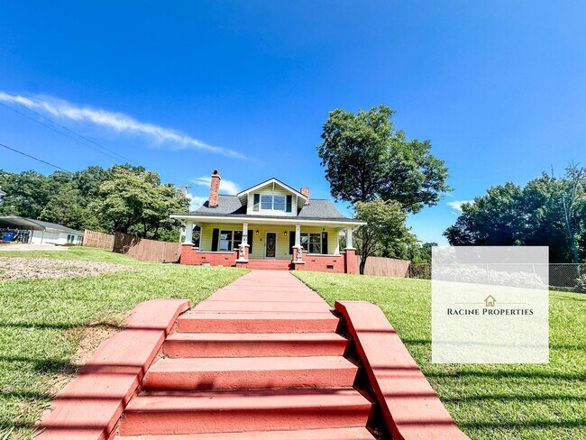 Building Photo - Spacious 4-bedroom Home in Woodruff