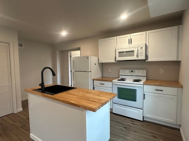 Building Photo - 1326 Morton Ave