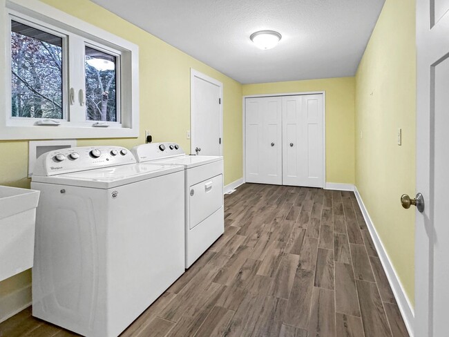 Building Photo - 15858 Lake Ave