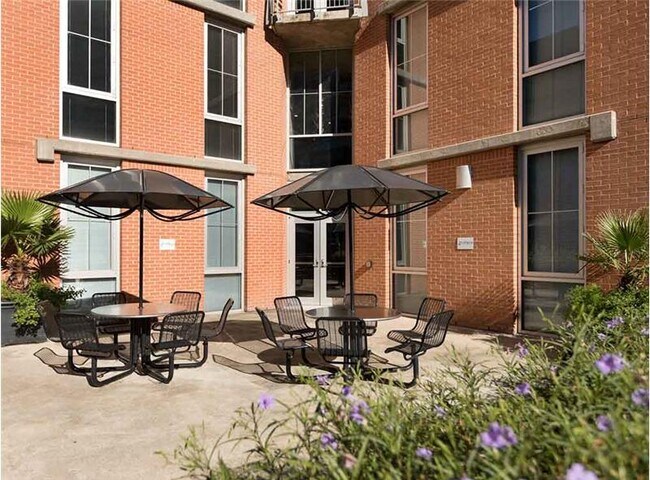 Building Photo - 202 1/2 Lavaca St