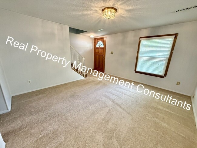 Building Photo - 2 Bedroom, 1.5 Bath Now Available!
