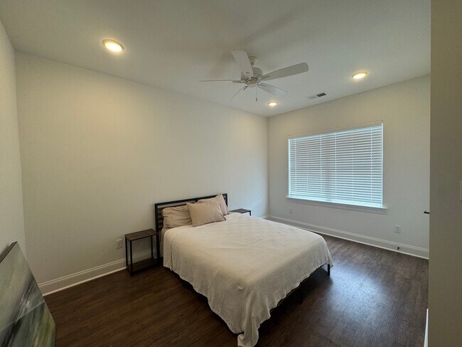 Building Photo - 3 bed 3.5 bath house in South Grove!