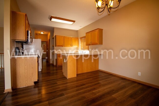 Building Photo - spacious 4-bedroom, 3-bathroom