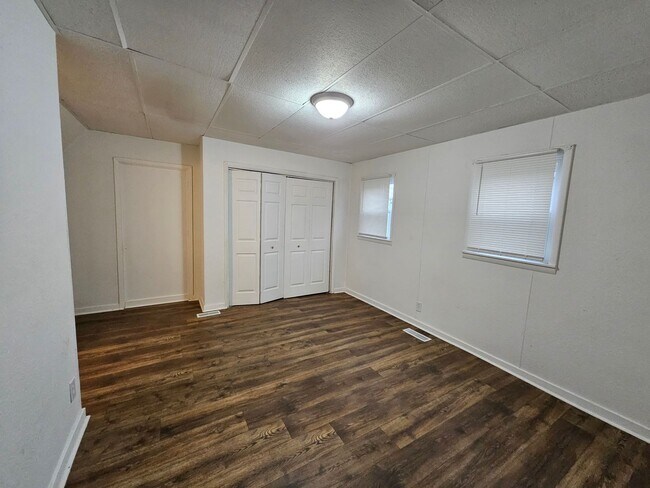 Building Photo - 109 E Eichel Ave