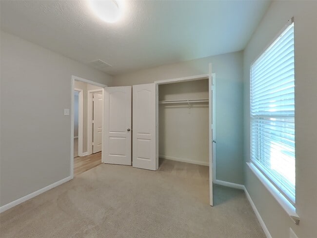 Building Photo - 20660 Dunrobin Dr