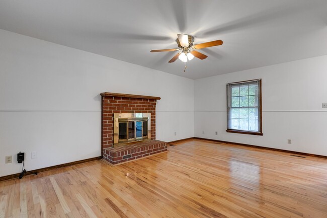 Building Photo - Charming 3 bedroom House with a Huge Yard ...