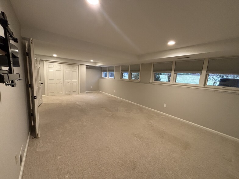 Finished basement / bedroom - view b - 6 Goldfinch Ln