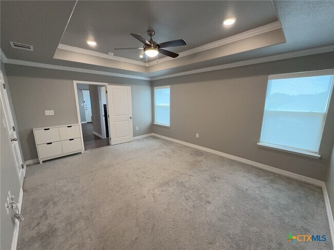 Building Photo - 907 Holliday Dr