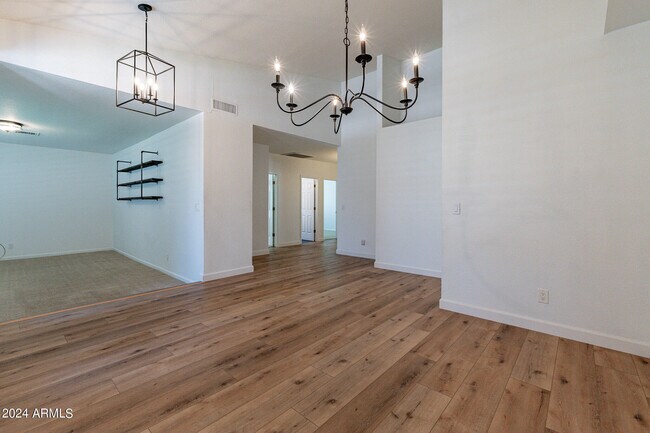 Building Photo - 1449 W Antiqua Dr