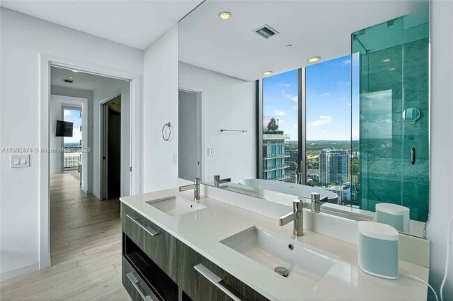 Building Photo - 480 NE 31st St