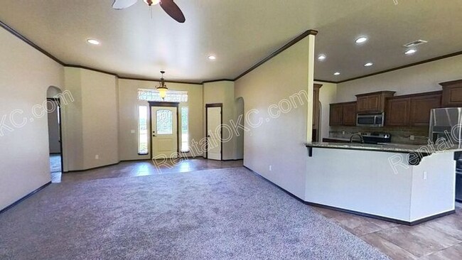 Building Photo - Large Lot, Big Space