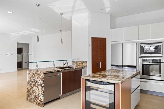 Building Photo - 926 Marina Dr