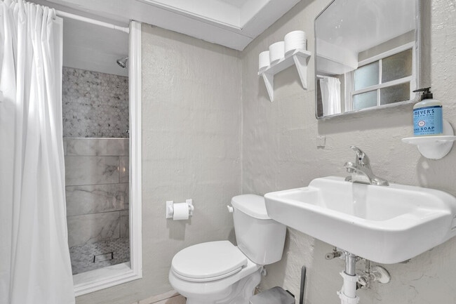 Building Photo - 905 Buena Vista Dr