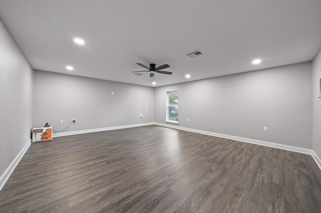 Building Photo - 2147 Lone Rock Dr
