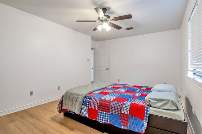 Building Photo - 10903 Chateau Hill