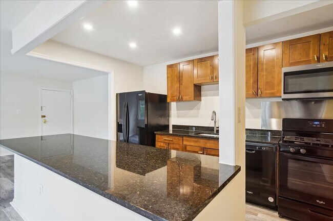 Building Photo - Spacious & Updated 2BD/1BA - All Utilities...