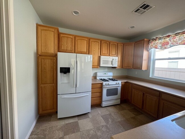 Building Photo - spacious 2 bedroom 2 bath home with office...